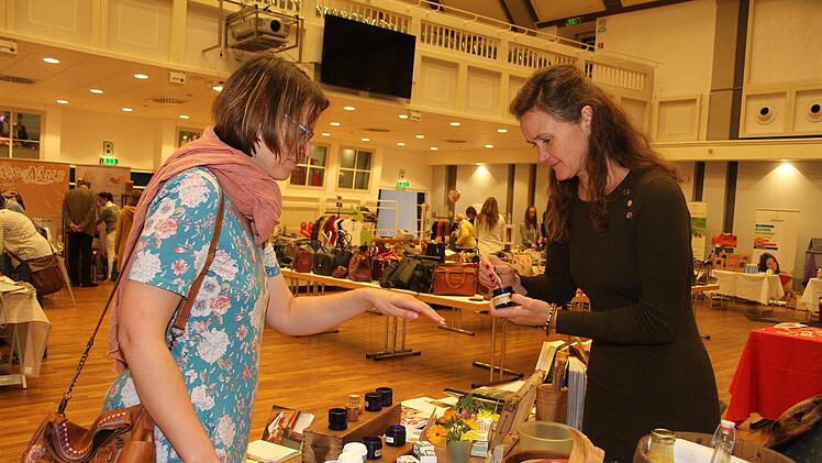 Tanja Sünkel aus Stadtsteinach hatte selbst gemachte Bienenkosmetik im Repertoire. Anja Haderdauer ist eine Stammkundin. Foto: Sonny Adam