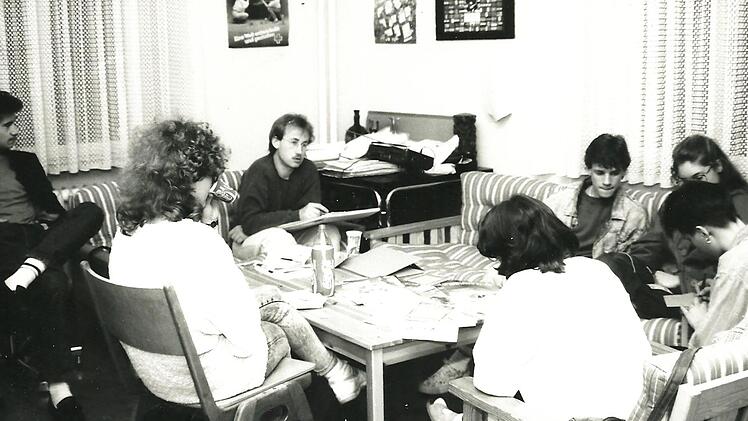 Coca-Cola und Stellenanzeigen in der Zeitung: DDR-Aussiedler in Ebern  Foto: FT-Archiv