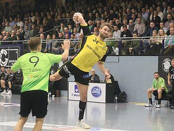 Im ersten Durchgang in Eins-gegen-Eins-Situationen von den Gastgebern kaum zu stoppen, musste nach 35 Minuten allerdings verletzt die Platte verlassen: HSC-Spielmacher Tobias Varvne. Foto: Iris Bilek