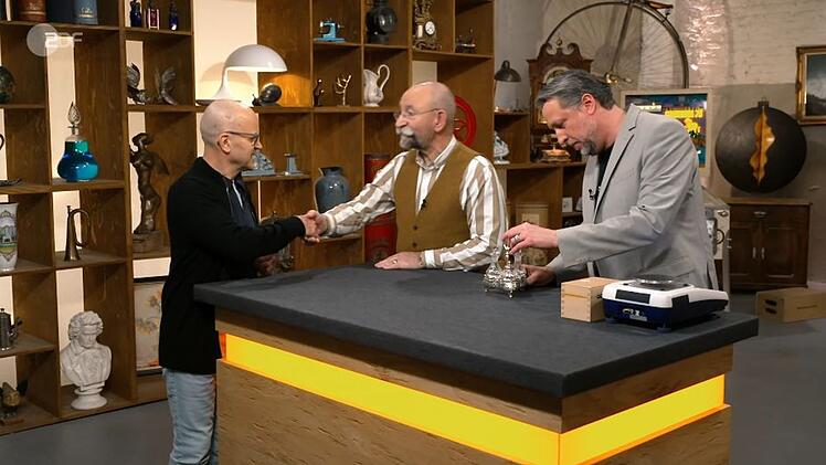 Doch bevor der F&uuml;nfer in der Hemdtasche landet, hat Bernt (links) noch weitere Scherze im Petto. "Dein Name war?", fragt er, nachdem sich der Moderator Horst Lichter (Mitte) vorgestellt hat. Nach kurzem Z&ouml;gern erg&auml;nzt Bernt schlie&szlig;lich: "Scherz".