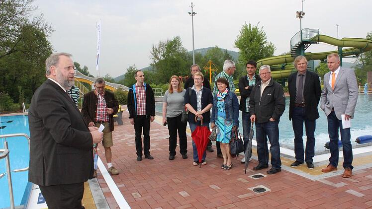 Ebermannstadts Bürgermeister Franz Josef Kraus (l.) führt durch das sanierte Freibad.