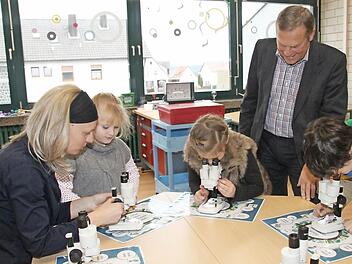 Rektor Gerhard Schubert und Silke Hehn schätzen moderne Lernmethoden. So werden in der Forscher-Werkstatt die Begeisterung und das Verständnis für naturwissenschaftliche und technische Themen gefördert.  Foto: Heike Beudert