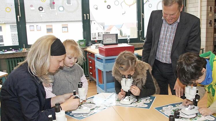 Rektor Gerhard Schubert und Silke Hehn schätzen moderne Lernmethoden. So werden in der Forscher-Werkstatt die Begeisterung und das Verständnis für naturwissenschaftliche und technische Themen gefördert.  Foto: Heike Beudert