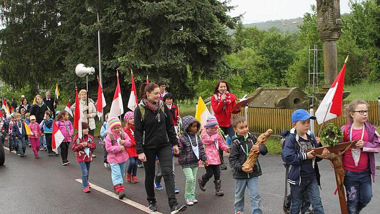 Die Wallfahrt führte auch am Gnadenbrünnlein (im Hintergrund) vorbei, wobei die Kleinsten das Kreuz und die Mutter Gottes voraus trugen.Foto: Günther Geiling