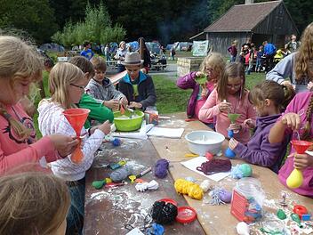 Aus Luftballon und Mehl werden Mehlsäcke gebastelt, die als Knautschball dienen. Foto: Karl-Heinz Hofmann