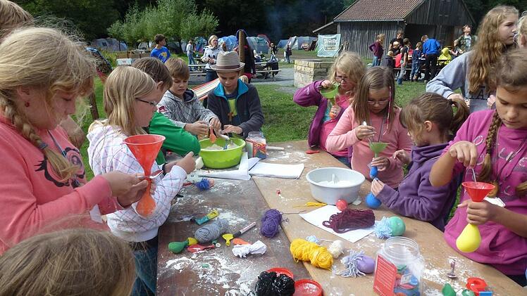Aus Luftballon und Mehl werden Mehlsäcke gebastelt, die als Knautschball dienen. Foto: Karl-Heinz Hofmann