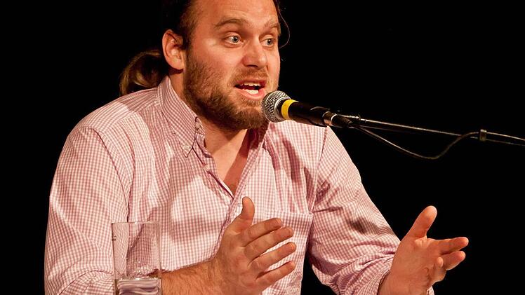 Tubist Andreas Martin Hofmeir stellte sich im "Schwarzen Bären" in Beiersdorf auch als Autor vor.Foto: Jochen Berger