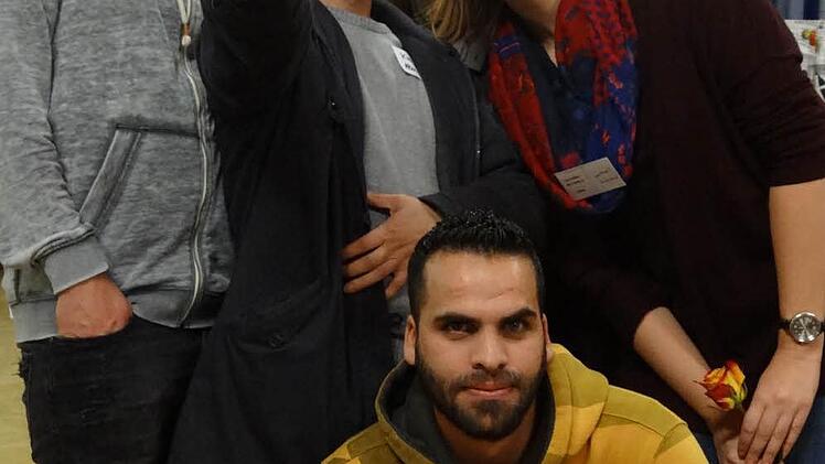 Ein Selfie-Erinnerungsfoto zusammen mit Lena Siegel (rechts), Jutta (hinten) und Markus (links). Für die Flüchtlinge übrigens ist das Mobiltelefon kein Mittel zum Zeitvertreib. Es leistet bereits während der Flucht (Planung und Orientierung auf dem Weg) eine große Hilfe. Es ist das einzige Kommunikationsmittel, um preiswert mit der Familie in der Heimat in Verbindung zu stehen. Außerdem bestreiten die Flüchtlinge mit der Übersetzungsapp so manches Formular, das sie hier in Deutschland ausfüll...