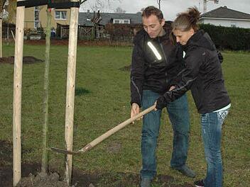 Cindy und Andreas Rühr wollten mit der Rotbuche und ihren leuchtend roten Blättern ein deutliches Zeichen ihrer Liebe setzen.Foto: Edwin Meißinger