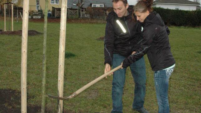 Cindy und Andreas Rühr wollten mit der Rotbuche und ihren leuchtend roten Blättern ein deutliches Zeichen ihrer Liebe setzen.Foto: Edwin Meißinger