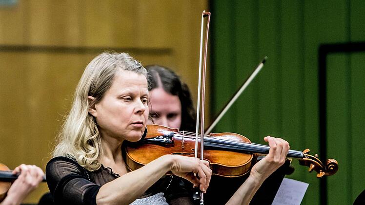 Mit einer Mazurka von Henri Wieniaswki brillierte Musizierkreis-Konzertmeisterin Beatrix Seidlitz.Foto: Jcoehn Berger