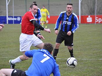 Der DJK-SV Neufang mit Routinier Bernd Fischer (rotes Trikot) muss auch in diesem Jahr versuchen, den Klassenerhalt in der Kreisliga perfekt zu machen. Der FC Burggrub, der vor zwei Jahren über die Relegation aufgestiegen ist, hat es dagegen nicht geschafft. Foto: Herbert Kalb