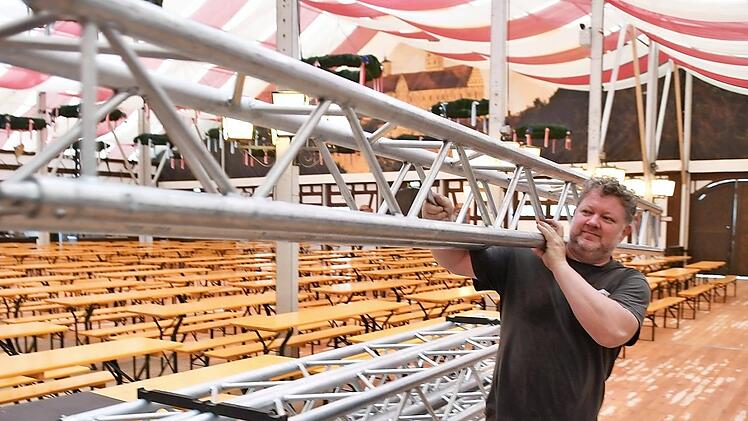 Es ist vorbereitet: Die Bierbänke und -tische stehen, die letzten Vorbereitungen für das Bierfest laufen. Christian Potthast von der Firma Soundart baut im Stadel die Sound- und Lichttechnik auf. Fotos: Ronald Rinklef