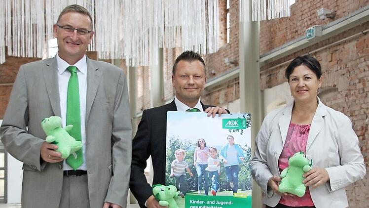 Hubert Carl, stellvertretender Direktor AOK-Direktion Coburg, Stephan Preisz, AOK-Direktion Coburg und Angela Hofmann, stellvertretende Schirmherrin.  Foto: Franziska Rieger