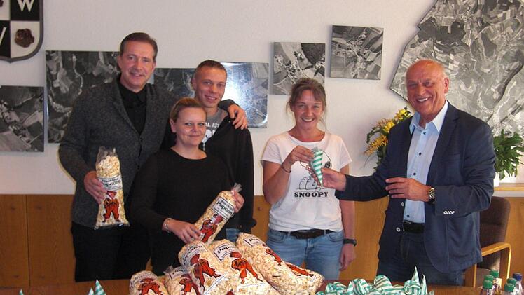Der Kerwa-Konflikt von Wirsberg ist beigelegt. Sternekoch Alexander Herrmann hat sich bei der Schaustellfamilie Schramm entschuldigt. Und für die Wirsberger Kita-Kinder gab es Popcorn und gebrannte Mandeln für die verpassten Karussell-Fahrten. Von links: Alexander Herrmann, Jessica und Steven Schramm, Kita-Leiterin Kerstin Lobe und Bürgermeister Hermann Anselstetter.Werner Reißaus