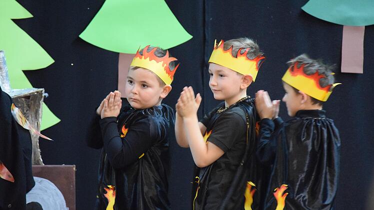 Im Ofen tanzen schon die Flammen. Foto: Daniela Pondelicek