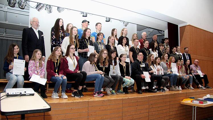 Ehrung der dritten Plätze bei deutschen Meisterschaften, Platzierungen bei dt. und Süddeutschen Meisterschaften.   Foto: Richard Sänger