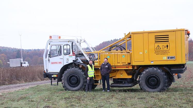 Vor einem Rüttelwagen: Wolfgang Bauer (rechts)  und Daniel Günther. Hinten der Messwagen. Foto: Sebastian Schanz