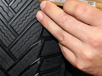 Laut dem Gesetzgeber ist eine Mindestprofiltiefe von 1,6 Millimetern ist Pflicht, um die Fahrsicherheit zu garantieren.  Foto: Theresa Heim