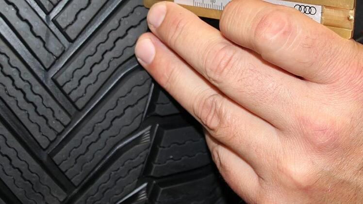 Laut dem Gesetzgeber ist eine Mindestprofiltiefe von 1,6 Millimetern ist Pflicht, um die Fahrsicherheit zu garantieren.  Foto: Theresa Heim