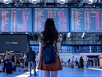 Flugreisende sollen bei Umplanungen entschädigt werden.