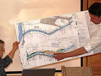 Im August beginnt die Renaturierung der Föritz im Bereich der ehemaligen Fischer-Brache. Bürgermeister Oliver Plewa und Eva von der Wehd (Bauamt) erklärten den Mitgliedern des Umwelt- und Bauausschusses die Vorhaben.