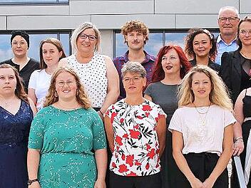 Diese zwölf jungen Frauen und ein junger Mann haben die Ausbildung absolviert. Außerdem im Bild ihre Lehrerinnen und Lehrer und der stellvertretenden Landrat Gotthard Schlereth.