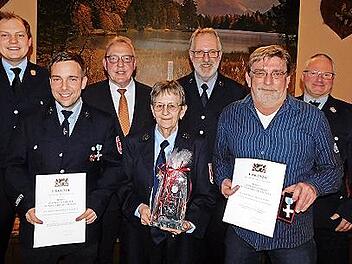 Für langjährigen Feuerwehrdienst wurden (von links mit Urkunden) Stephan Schirmer und Gerhard Hübner ausgezeichnet, Gisela Hahn ernannte man zum Ehrenmitglied. Es gratulierten (von links) Kreisbrandmeister Jonas Paulini, Bürgermeister Harald Hübne...