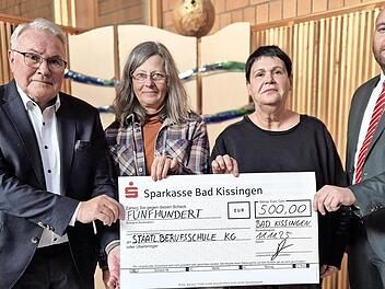 Von links: Thomas Leiner (Vorsitzender Förderverein der Staatlichen Berufsschule Bad Kissingen), Karin Maywald (Schulleiterin), Birgit Winzek (1. Stellvertreterin Förderverein), Felix Dorn (Beratungscenterleitung Sparkasse Bad Kissingen).