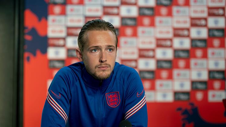Auch Harry Kane (Will Antenbring) m&ouml;chte ein neues Mindset in seiner Nationalmannschaft etablieren. Das Theaterst&uuml;ck und die Miniserie "Dear England" thematisieren Zeitgeschichte, Politik, Psychologie und nationale Identit&auml;t.