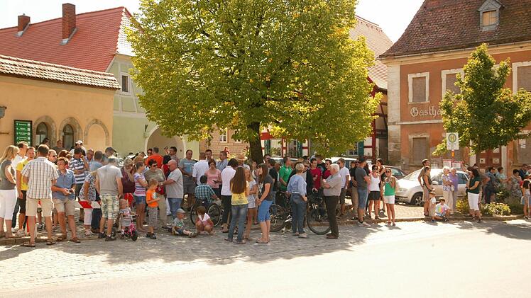 Zahlreiche Zuschauer standen am Wegesrand.
