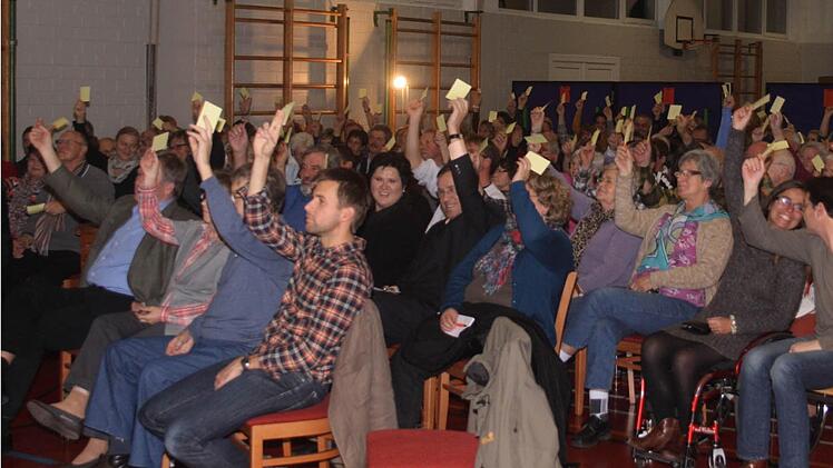 158 Bürger beteiligten sich in der Gründungsversammlung Dorfladen Buchbrunn. Viele von ihnen erklärten sich sofort bereit, sich auch finanziell an dem Projekt zu beteiligen.  Foto: G. Bauer
