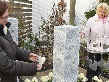 Magdalena Dotterweich (rechts) mit Gabriela Pöll vor  der  kürzlich eingeweihten Gedenkstätte  auf dem Bamberger Hauptfriedhof.