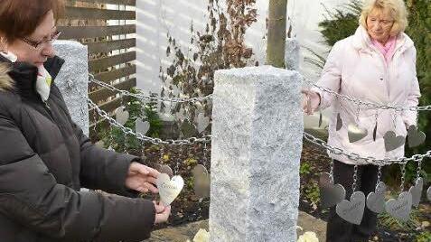 Magdalena Dotterweich (rechts) mit Gabriela Pöll vor  der  kürzlich eingeweihten Gedenkstätte  auf dem Bamberger Hauptfriedhof.