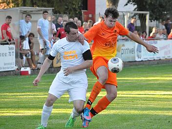 Markus Müller (links) von der SG Roth-Main hat das Nachsehen gegen den Steinberger David Weiß. Am Schluss stand für den Vizemeister der Vorsaison in der Fußball-Kreisliga Kronach die vierte Niederlage im vierten Spiel fest - mit 4:2 behielt der TSV Steinberg die Oberhand. Ob am Samstag (16 Uhr) gegen den SV Friesen II die Trendwende gelingt, erscheint zweifelhaft. Foto: Herbert Kalb