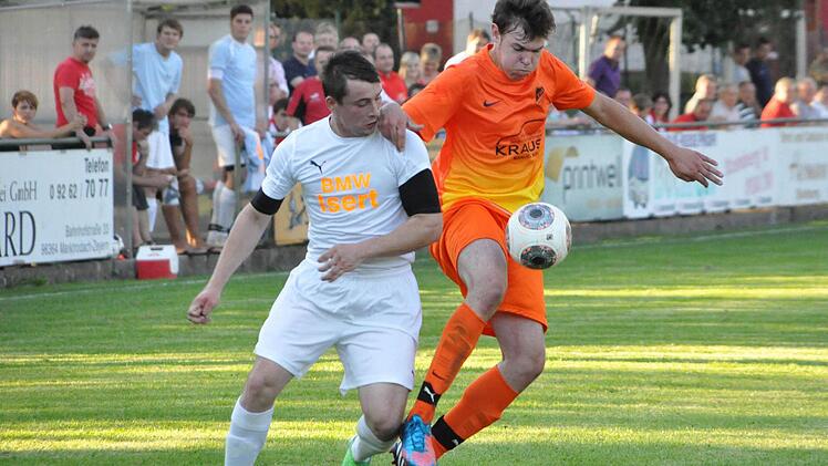 Markus Müller (links) von der SG Roth-Main hat das Nachsehen gegen den Steinberger David Weiß. Am Schluss stand für den Vizemeister der Vorsaison in der Fußball-Kreisliga Kronach die vierte Niederlage im vierten Spiel fest - mit 4:2 behielt der TSV Steinberg die Oberhand. Ob am Samstag (16 Uhr) gegen den SV Friesen II die Trendwende gelingt, erscheint zweifelhaft. Foto: Herbert Kalb