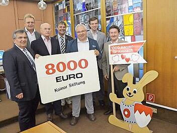 Bei der Spendenübergabe von links: Jürgen Wittmann (Stiftungsrat), Bürgermeister Wolfgang Beiergrößlein, Karl-Heinz Zubrod (Vorsitzender Stiftungsvorstand), stellvertretender Landrat Gerhard Wunder, Michael Schulz (Vorsitzender des Stiftungsrates), Schirmherr Markus Wich, Gerhard Burkert-Mazur  Foto: K.- H. Hofmann