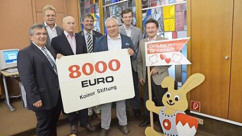 Bei der Spendenübergabe von links: Jürgen Wittmann (Stiftungsrat), Bürgermeister Wolfgang Beiergrößlein, Karl-Heinz Zubrod (Vorsitzender Stiftungsvorstand), stellvertretender Landrat Gerhard Wunder, Michael Schulz (Vorsitzender des Stiftungsrates), Schirmherr Markus Wich, Gerhard Burkert-Mazur  Foto: K.- H. Hofmann