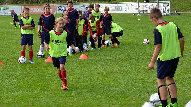 Fußball-Talentcamp in Hausen  Foto: Peter Rauch