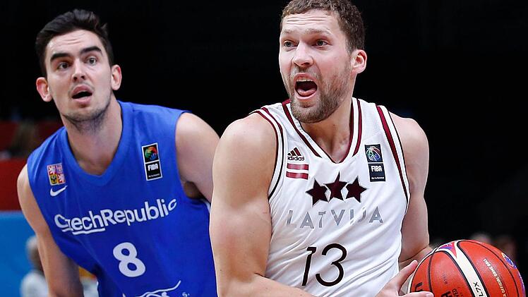 Auch wenn hier Janis Strelnieks (rechts) den Tschechen Tomas Satoransky hinter sich lässt, am Ende hatten die Letten klar das Nachsehen. Foto: Sebastien Nogier/dpa