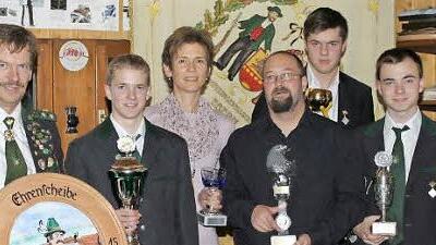 Die Sieger der Pokal- und Scheibenwettbewerbe sowie der Meisterwertungen (von links): Joseph Borschert, Helmut Stubenrauch, Patrick Stretz, Nadja Schneider, Carsten Präger, Lukas Reß, Markus Stretz, Tina Hellwig und Gerold Ankenbrand