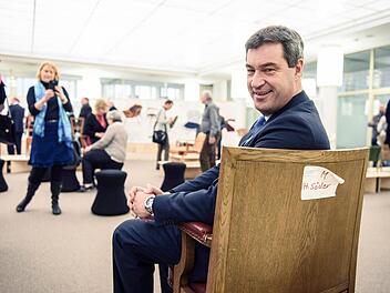 Der bayerische Finanzminister Markus Söder (CSU) sitzt in Nürnberg auf der Ausstellung «Sitzpunkte - Was ist ein guter Stuhl?» auf seinem alten Sessel aus dem bayerischen Landtag. Die Ausstellung kann vom 2. bis 19. Februar 2016 im Heimatministerium in Nürnberg besichtigt werden. Foto: Nicolas Armer/dpa