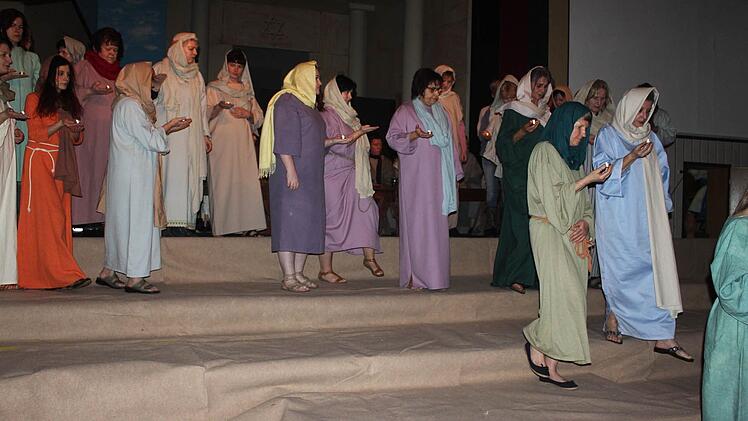 Der Chor ist ins Spiel integriert. Foto: Ratomir Radomirovic