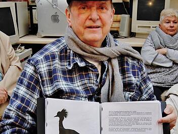 Der Bad Kissinger Wissenschaftler und Künstler Claus-Frenz Claussen (76) zeigt beispielhaft die Druckversion seines neuen E-Books "Kraniche ziehen zu neuen Blumen in Berlin". Foto: Sigismund von Dobschütz