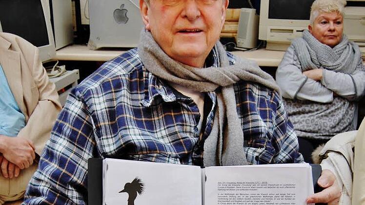 Der Bad Kissinger Wissenschaftler und Künstler Claus-Frenz Claussen (76) zeigt beispielhaft die Druckversion seines neuen E-Books "Kraniche ziehen zu neuen Blumen in Berlin". Foto: Sigismund von Dobschütz