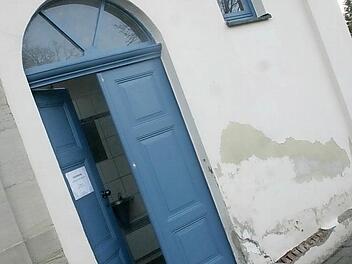 Es bleibt bei den verl&auml;ngerten &Ouml;ffnungszeiten der Toilettenanlage auf dem st&auml;dtischen Friedhof in Neustadt. Eine automatische Schlie&szlig;anlage sorgt daf&uuml;r, dass die Zeiten auch exakt "eingehalten" werden.  Foto: Martin Rebhan