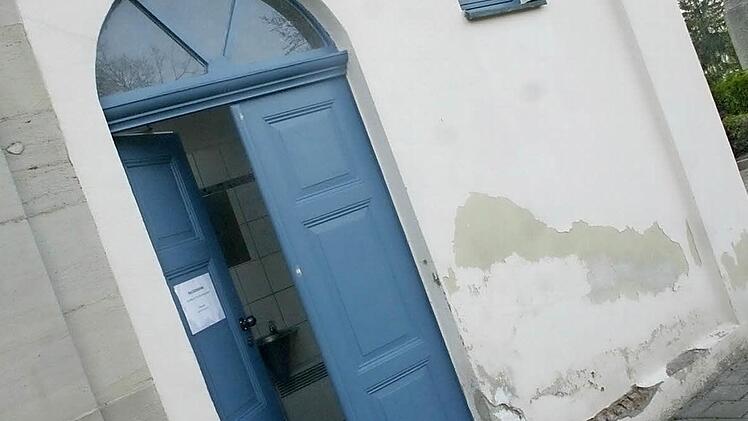 Es bleibt bei den verl&auml;ngerten &Ouml;ffnungszeiten der Toilettenanlage auf dem st&auml;dtischen Friedhof in Neustadt. Eine automatische Schlie&szlig;anlage sorgt daf&uuml;r, dass die Zeiten auch exakt "eingehalten" werden.  Foto: Martin Rebhan