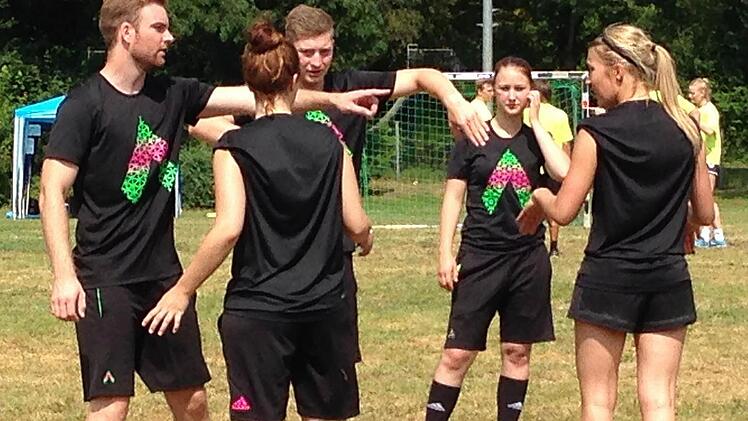 Taktikbesprechung vor dem Handball.  Foto: Daniel Ruppert