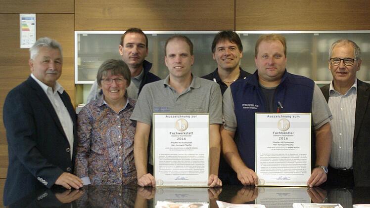 Freude im Familienbetrieb Pfeuffer herrschte über die erneut verliehenen Qualitäts-Prädikate (v. l.) Bürgermeister Peter Hart Jutta Pfeuffer, die Mitarbeiter Klaus Brell, Thorsten Bayer, Volker Weigand, Martin Knüttel und Hermann Pfeuffer.  Foto: Winfried Ehling