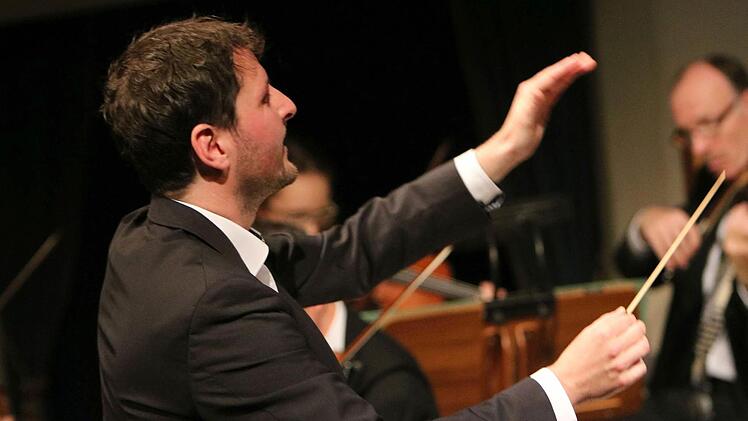 Junge Talente aus der Region und Profis des Philharmonischen Orchester musizierten zusammen beim "Concert for Kids" unter Leitung von Dominik Tremel im Landestheater Coburg. Foto: Jochen Berger